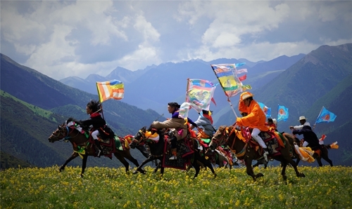 Spectacular! 500 Kangba men gallop on the Yajiang Plateau