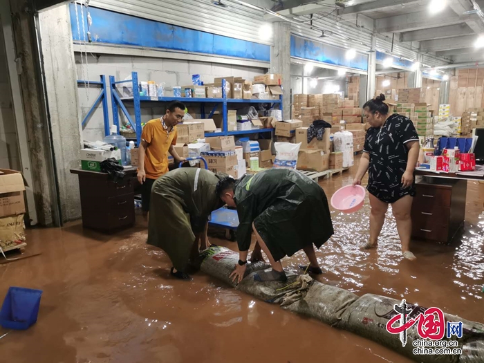 遂宁经开区政府专职消防队组织开展排水排涝救援行动