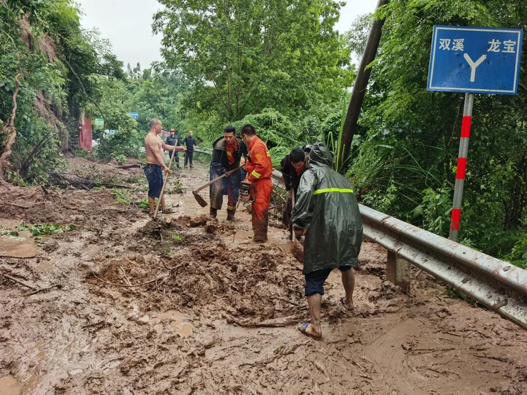 遂宁多地遭受暴雨袭击 消防紧急出动