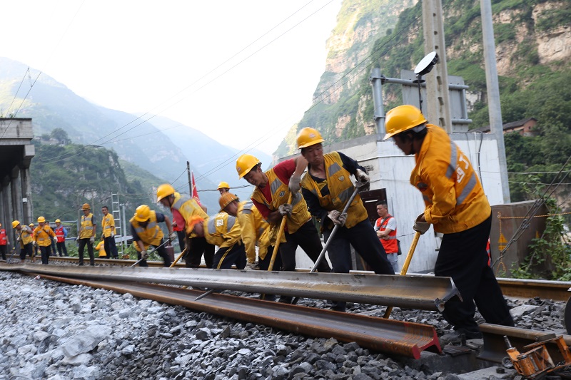 成昆鐵路岩崩地質災害區段搶通 暫未開行旅客列車