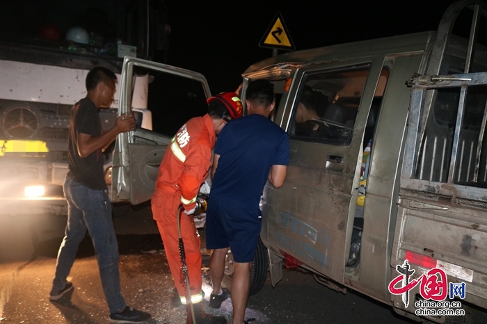 2車相撞致1人被困 遂寧經(jīng)開消防緊急救援