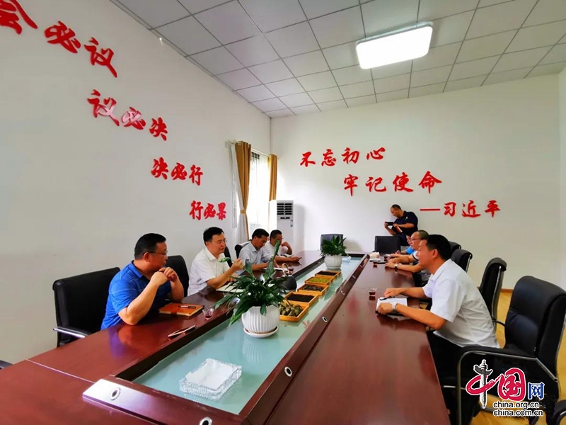 雅安市委常委、宣传部长杨军来荥经调研并宣讲省委、市委全会精神