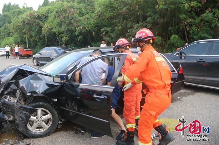 突发车祸，有人被困！安居区梧桐路消防紧急救援