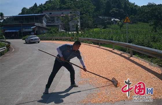 大英县公路路政管理大队保护路产路权，治理违法晾晒