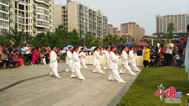 紅牌樓街道開展88全民健身日“百人太極”主題活動(dòng)