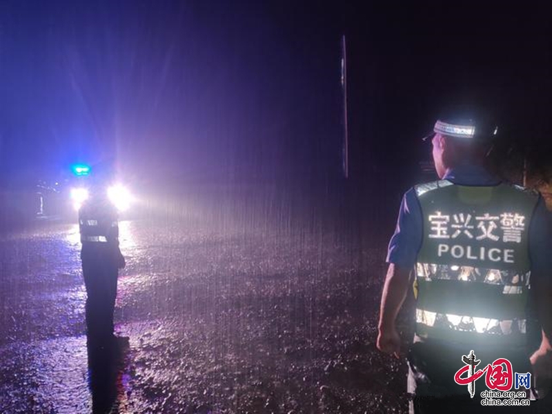 雨中顯真情 寶興縣公安交警全力救助被困群眾