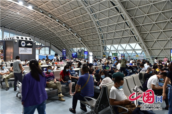 成都双流国际机场受雷雨影响 150个航班延误