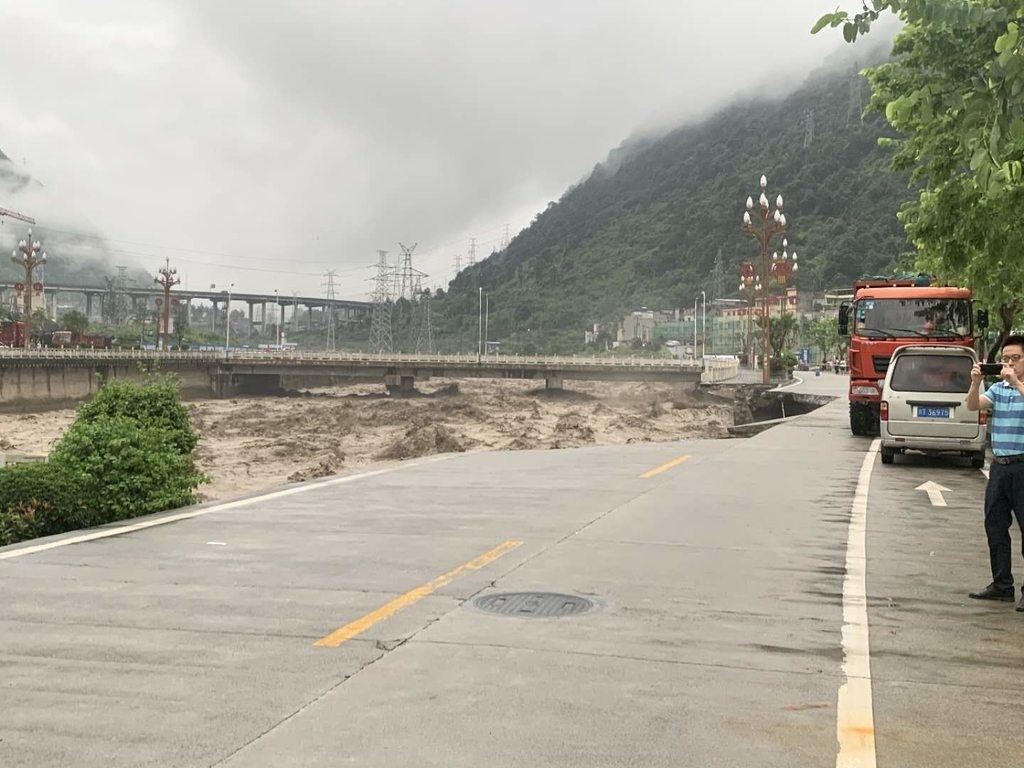 突发！雅安石棉县城道路垮塌 大水卷走一辆货车