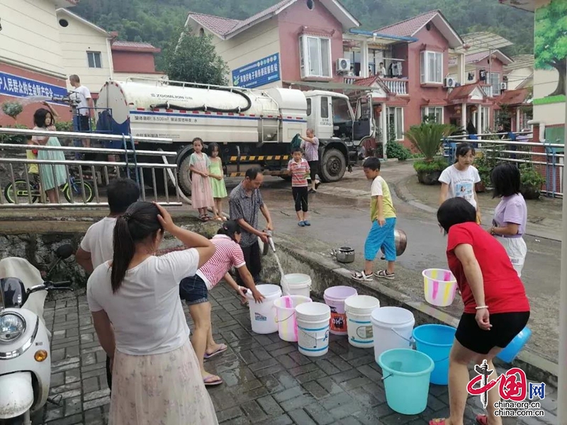 暴雨來襲 滎經(jīng)干部群眾聞“汛”而動(dòng) 齊心抗洪搶險(xiǎn)