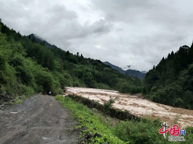 荥经县遭遇暴雨袭击 多个乡镇受灾