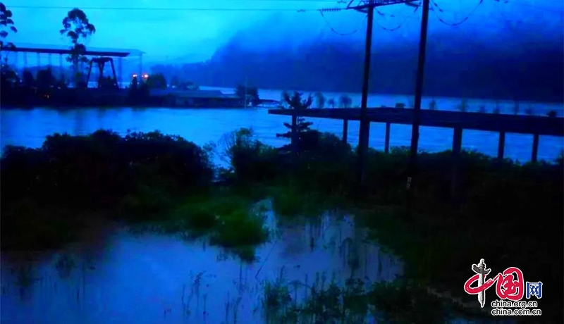 雨城區(qū)：船工被困江心 近3小時愛心接力救援順利脫險