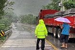 风雨中的热心警官——连续执勤24小时 劝返车辆两百余辆