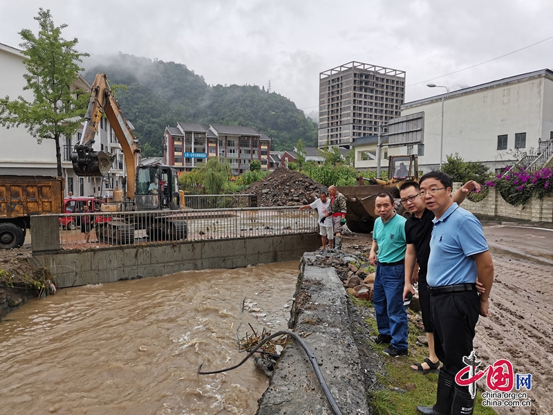 雅安市人大常委会副主任杨兴品到宝兴县指导调研防汛救灾工作