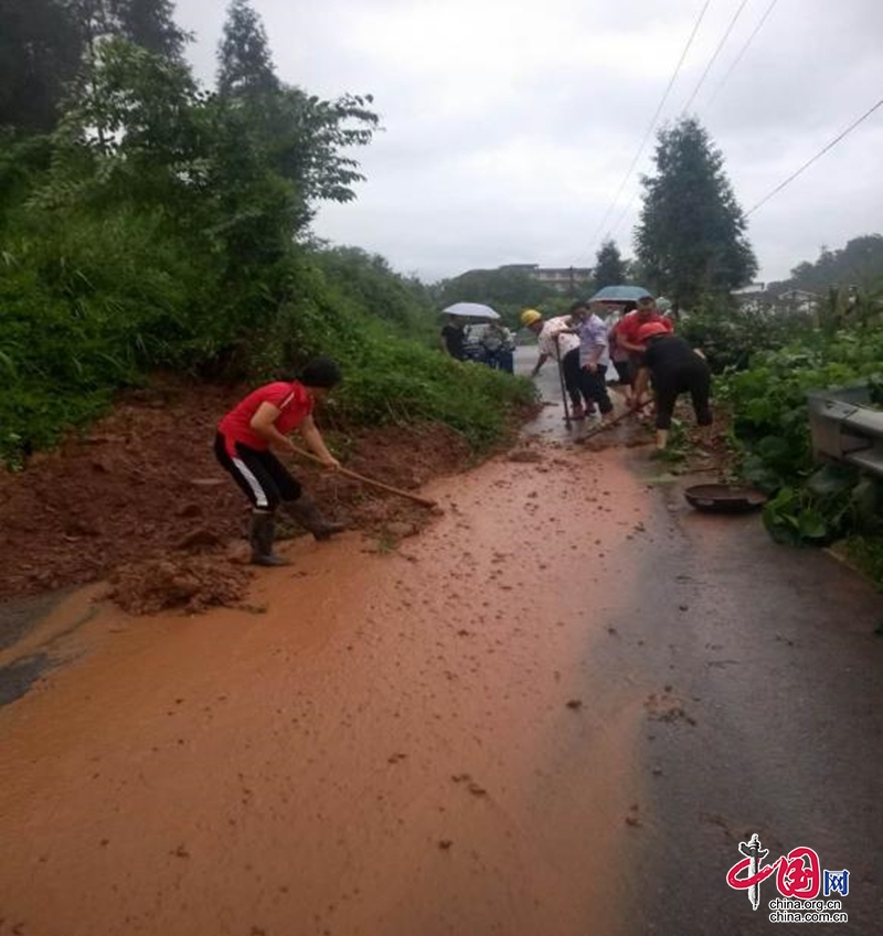 雨城區(qū)碧峰峽鎮(zhèn)：各級(jí)黨組織和廣大黨員干部奮戰(zhàn)抗洪一線 駐牢守護(hù)生命的安全防線