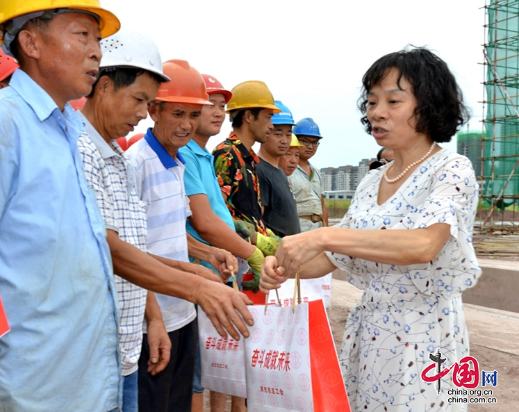 南充市总工会到一线“送清凉”