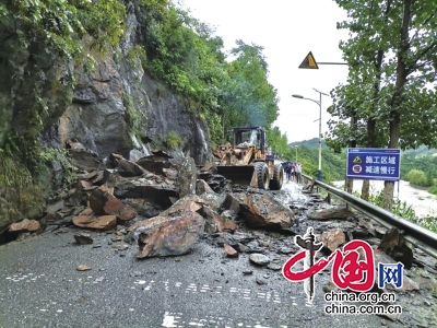 四川青川及時搶通因降雨受阻的公路 