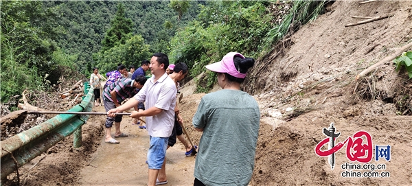 石棉县：群众生产自救气象新 自发清理受阻道路 