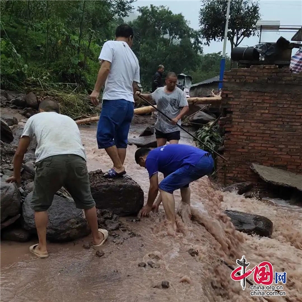 天全县：兴业乡暴雨来袭 党员干部奋力抗洪救灾