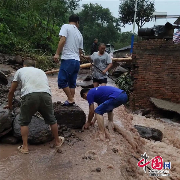 天全縣：興業(yè)鄉(xiāng)暴雨來襲 黨員干部奮力抗洪救災(zāi)