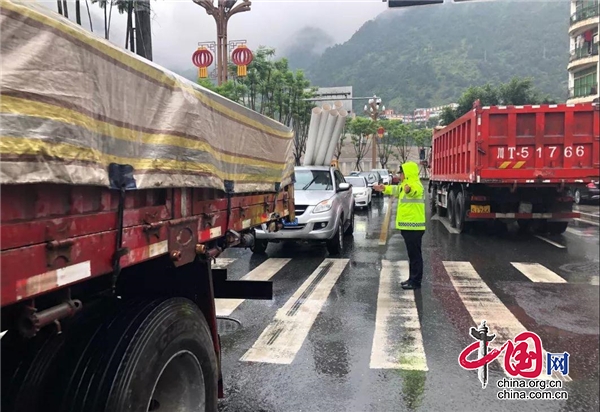 暴雨中的藏青蓝 以坚守书写“为民”答卷