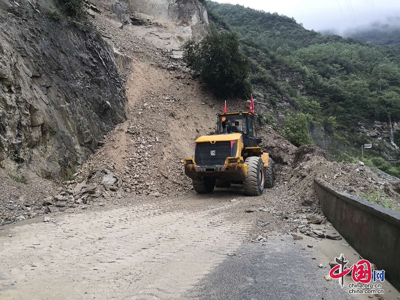 國(guó)道347線茂縣土門鎮(zhèn)山體塌方 已經(jīng)搶通便道