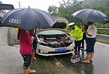 暖心！外地車輛雨夜被困九環線 平武交警伸援手