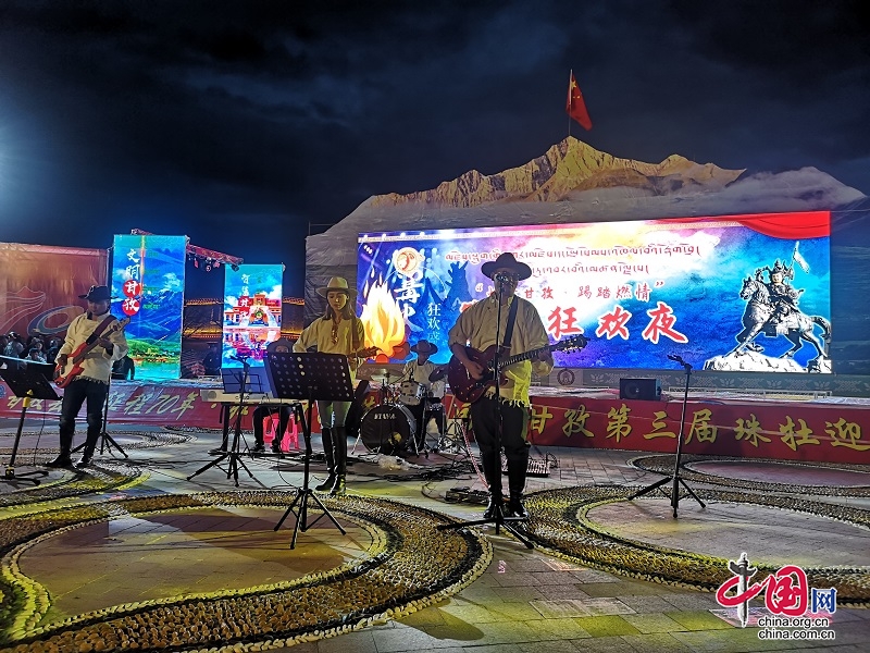 篝火狂歡夜 讓甘孜縣旅游熱鬧起來(lái)