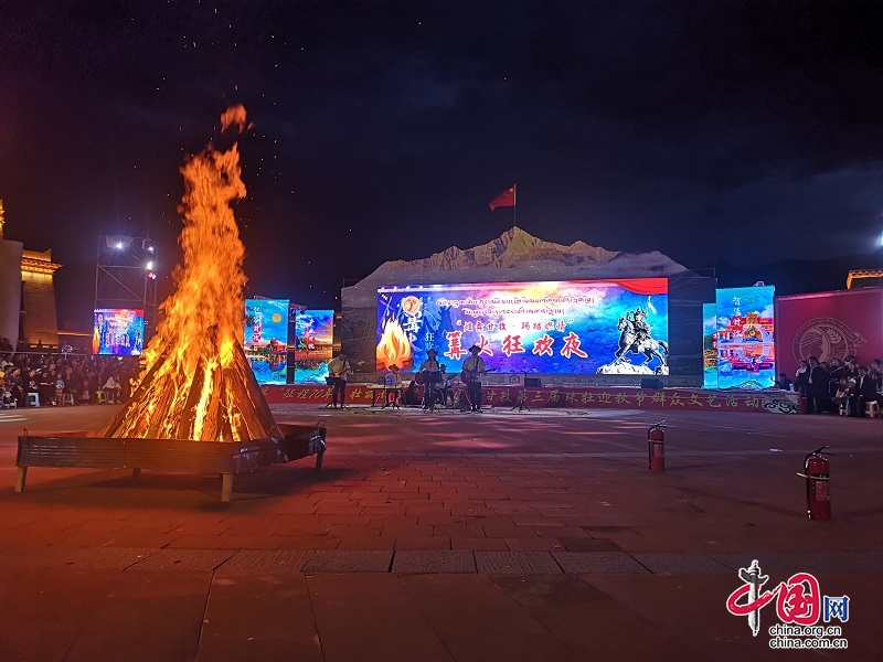 篝火狂欢夜 让甘孜县旅游热闹起来