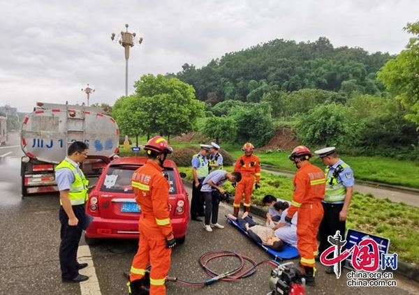 蓬溪交警联合多部门开展道路交通事故“四位一体”应急救援演练