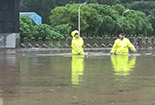 大雨沖出三個“炸彈” 綿陽民警奮不顧身排險情