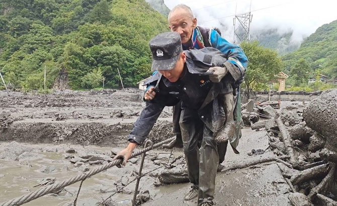 洪水中，他们以背为船，看了泪目！