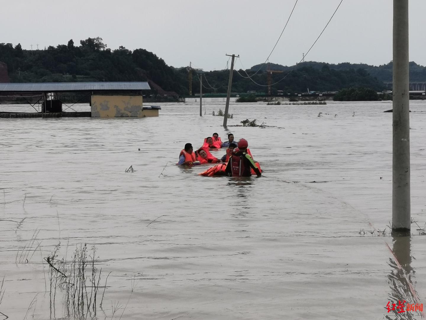 四川遂宁数十名村民被困河心洲岛 救援人员无人机投递食物和水