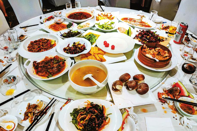 记者走访省内多家餐厅，发现大型宴会“吃不完”现象普遍 菜品多有诚意？ 别让盛宴变“剩宴”