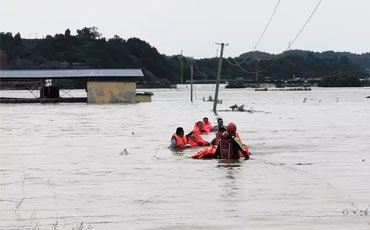 洪峰超限过境致遂宁多地受灾 消防紧急救援