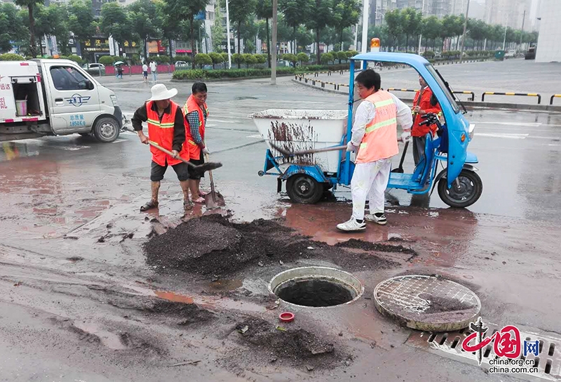 暴雨中自貢市榮縣綜合行政執法局在行動