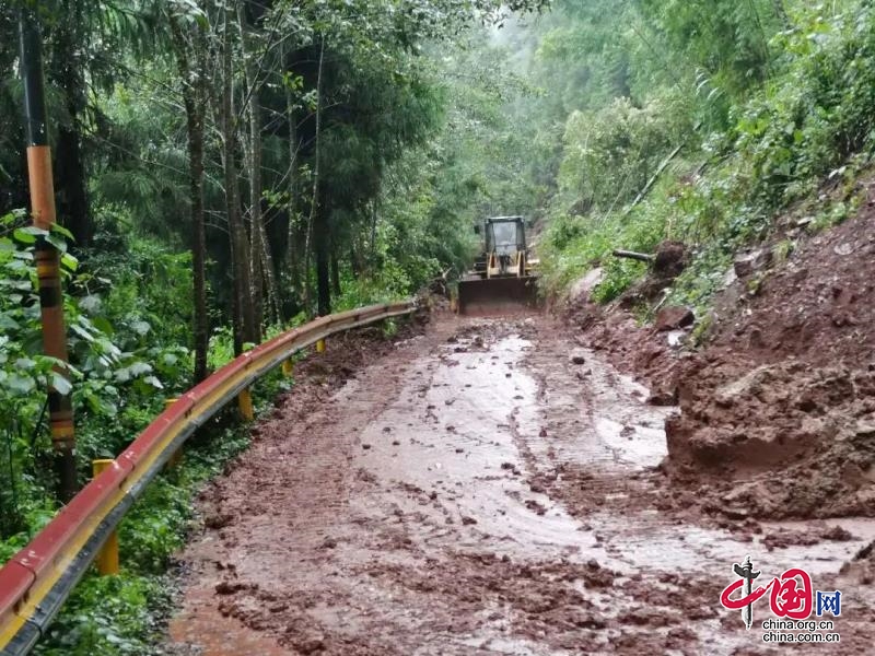 連續(xù)降雨 滎經(jīng)縣干部群眾全力做好防汛救災(zāi)和群眾轉(zhuǎn)移避險工作