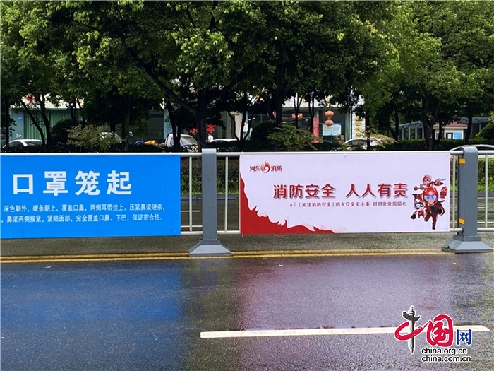 消防宣傳無盲區(qū) 河東消防巧借道路宣傳護欄傳遞消防安全提示