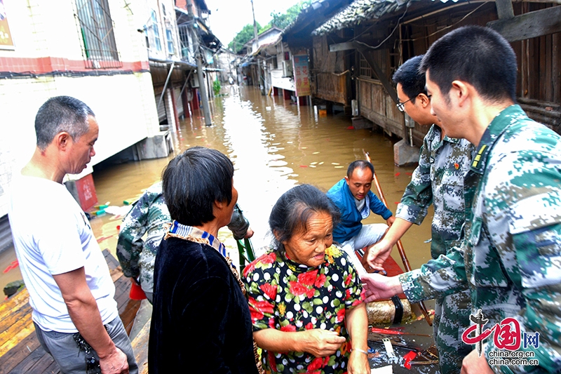 自貢沿灘：抗洪搶險在行動 民兵勇擔當 