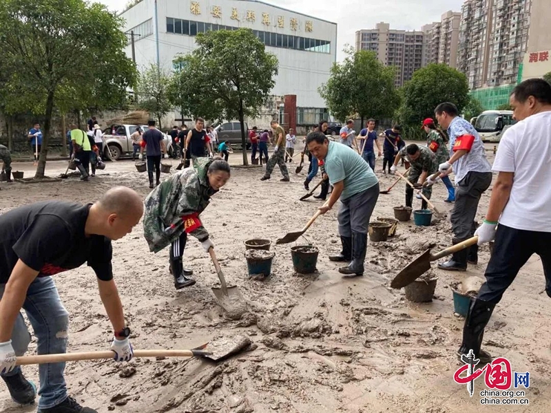 齊心協(xié)力開展災(zāi)后清淤 幫助群眾盡快恢復(fù)家園