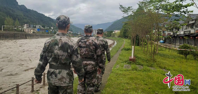 寶興縣靈關(guān)鎮(zhèn)組織民兵積極參加防汛搶險(xiǎn)工作