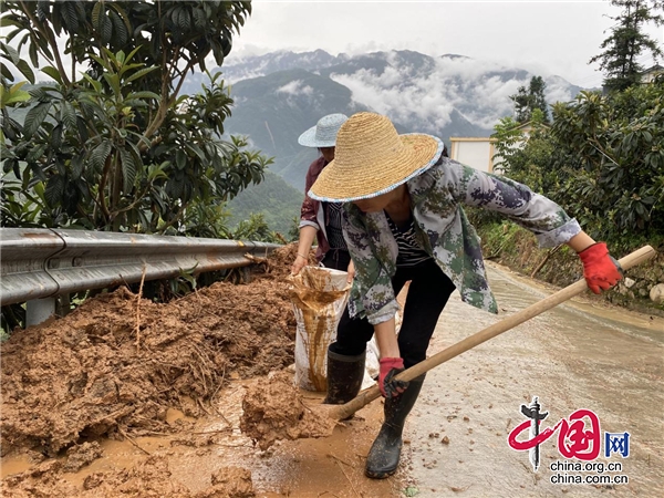 石棉縣：扛起鋤頭清理道路 自發(fā)“上陣”做好自救