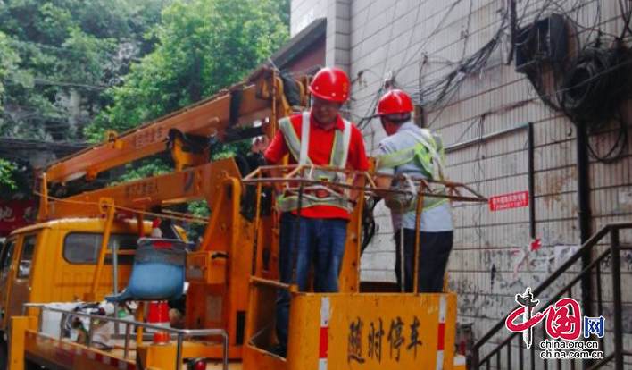 顺庆区：背街小巷安装路灯 亮堂市民回家路