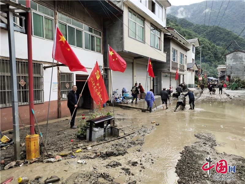 四川松潘白羊鄉(xiāng)：“孤島”上高高飄揚的紅旗