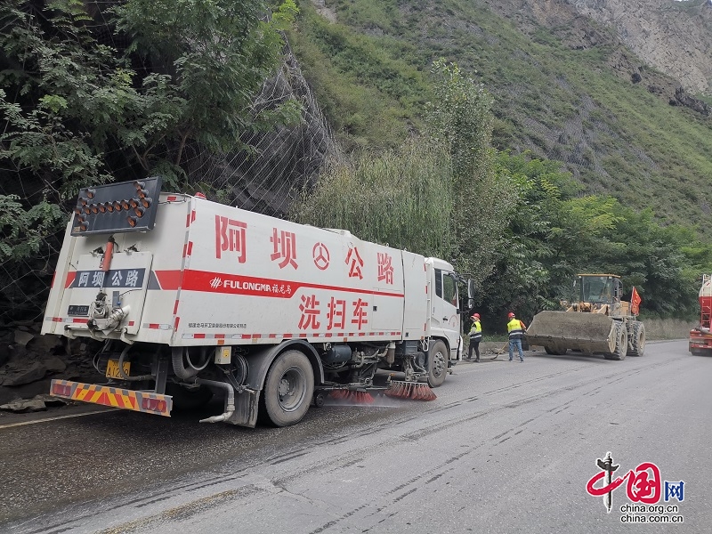 茂縣公路分局及時清除國道213泥石流路面  保障道路安全順暢