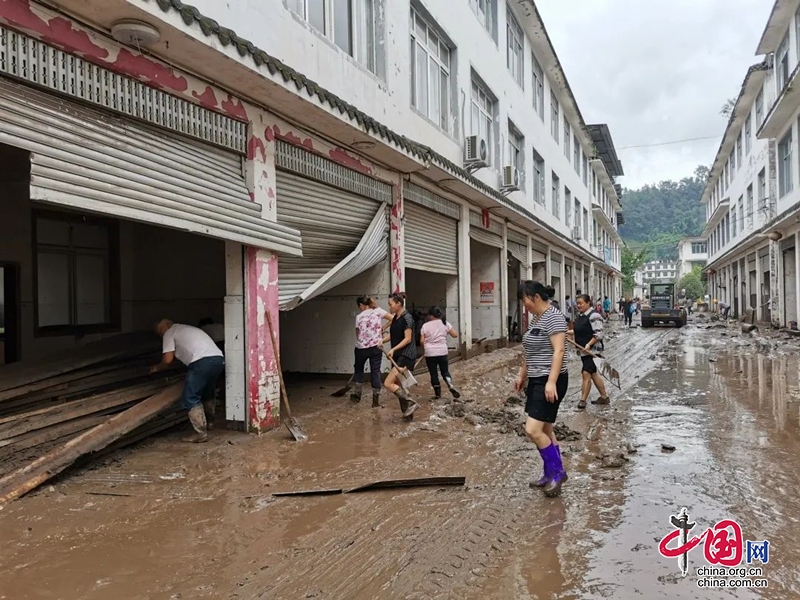 抗洪救災(zāi)丨爭(zhēng)分奪秒救援群眾 草壩水口黨旗飄揚(yáng)！