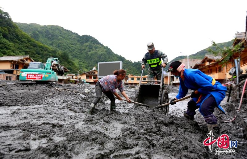 水不退人不退 寶興民兵“參戰(zhàn)”清淤