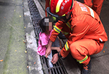 小女孩被卡下水道口 德阳消防用扩张器暖心救援