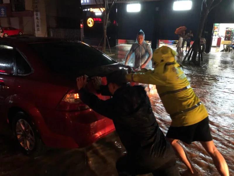 洪水再袭，乐山特警昼夜守护