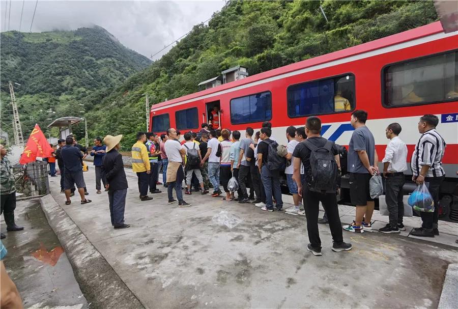 成昆鐵路尼日至蘇雄站區段線路中斷  鐵路部門用軌道車轉移受災群眾