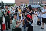 德阳：退役军人在火车站向女友求婚 结束7年爱情长跑